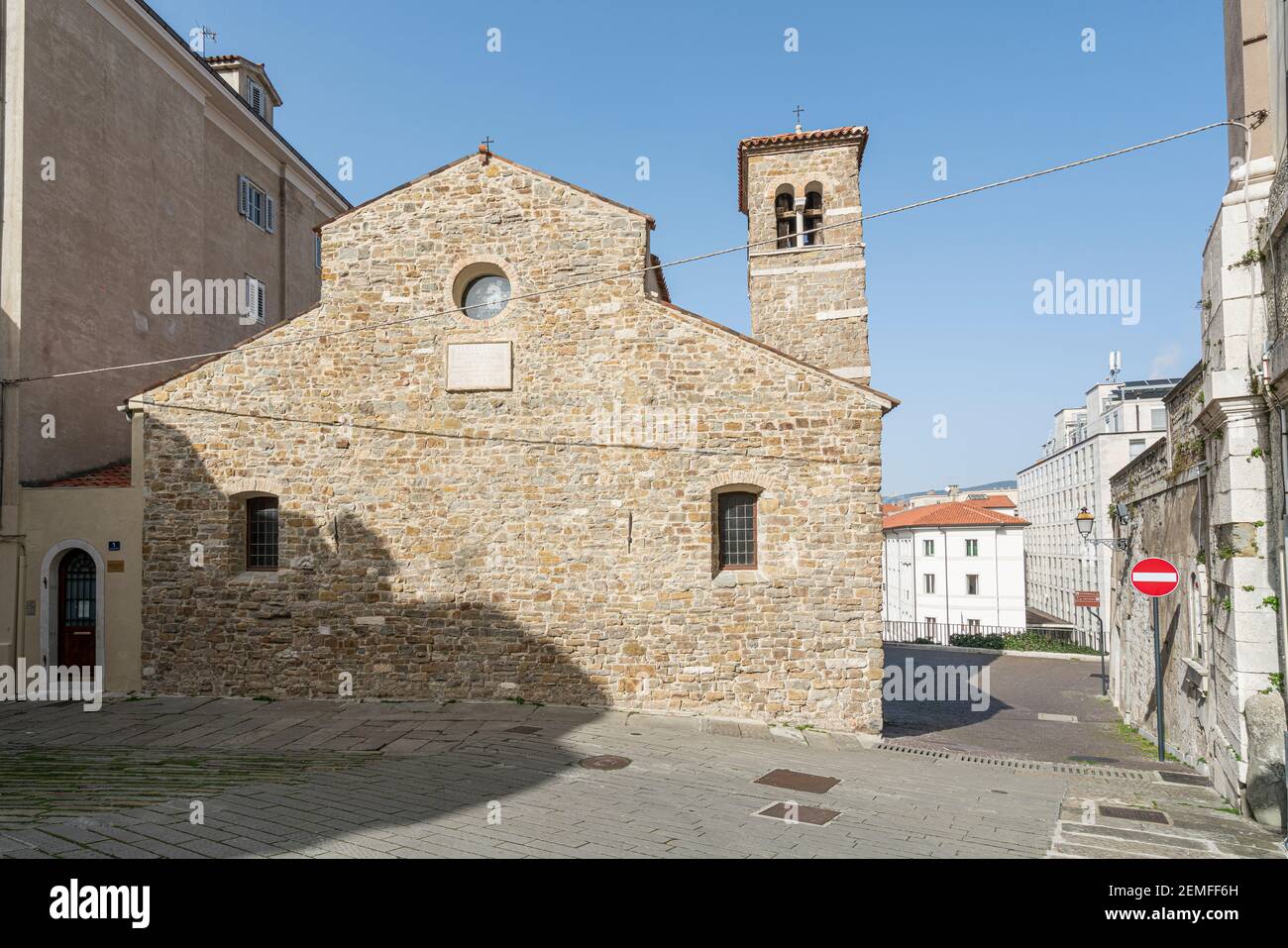 Trieste, Italia. 24 febbraio 2021. La vista esterna della basilica di San Silvestro nel centro della città Foto Stock