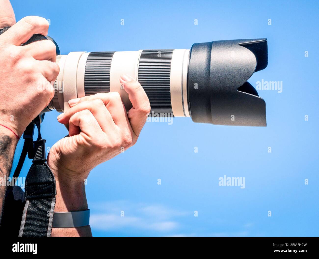 Fotografa all'aperto con l'obiettivo digitale con grande zoom come attrezzatura professionale prepararsi a scattare una foto Foto Stock