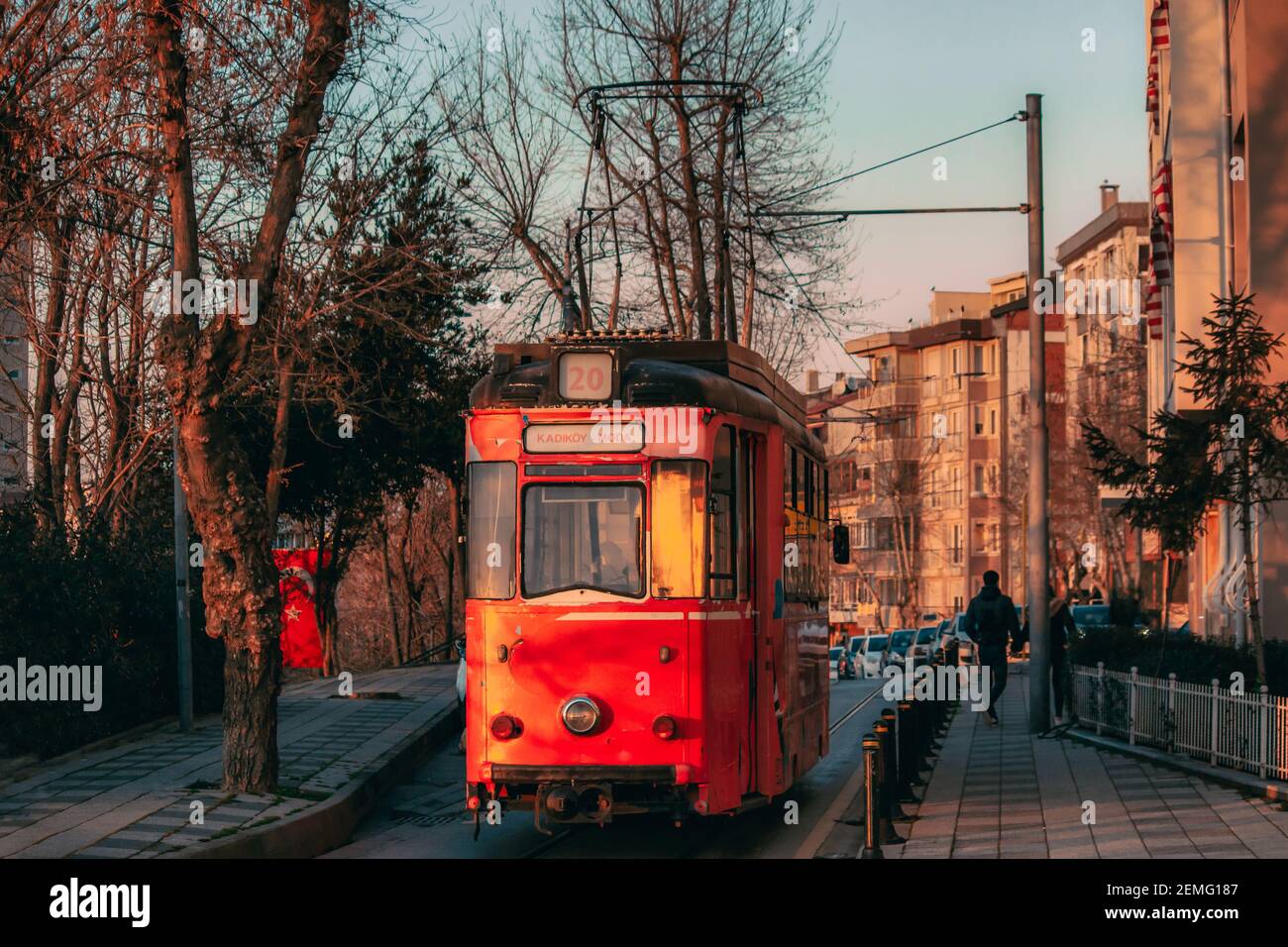 Vecchio tram nostalgico che attraversa le strade di Kadikoy sul lato asiatico di Istanbul. Vista del tramonto. Foto Stock