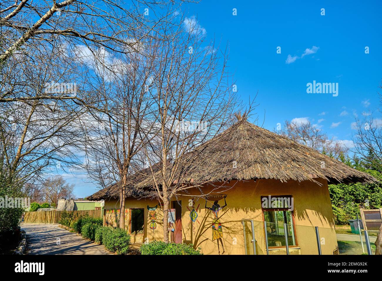Bursa. Turchia. 09.01.2021. Bungalow e casa di tipo africano con tetto di foglie essiccate e appassite con magnifico sfondo blu cielo. Foto Stock