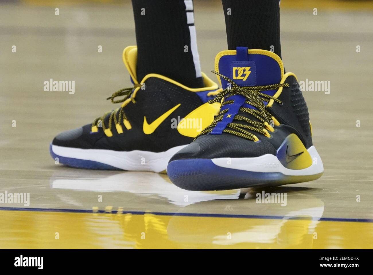 23 febbraio 2019; Oakland, CA, USA; Dettaglio delle scarpe Nike indossate  dai Golden state Warriors Forward Draymond Green (23) durante il secondo  trimestre contro gli Houston Rockets all'Oracle Arena. Credito  obbligatorio: Kyle