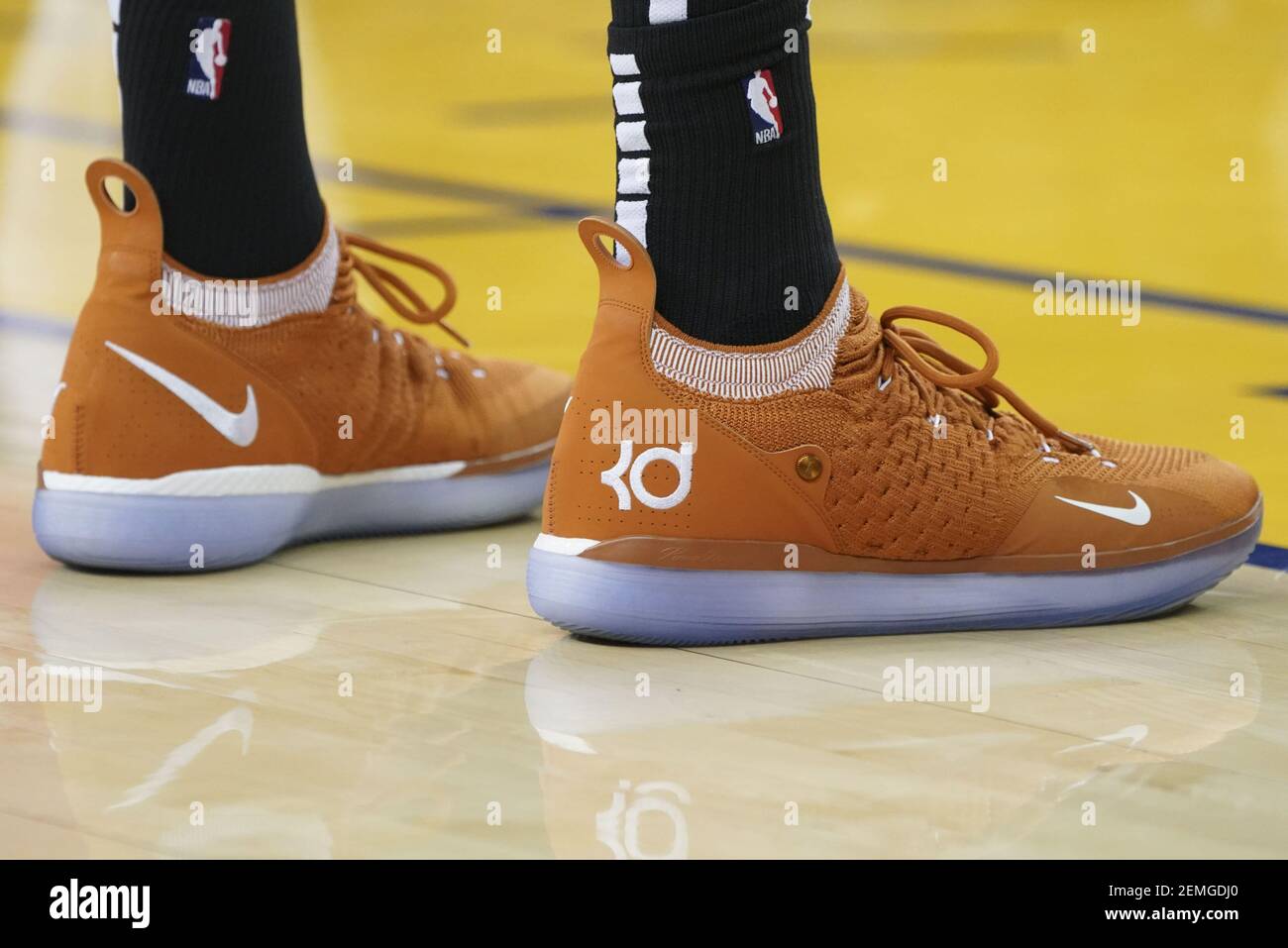 23 febbraio 2019; Oakland, CA, USA; Dettaglio delle scarpe Nike indossate  dai Golden state Warriors in marcia avanti Kevin Durant (35) durante il  primo trimestre contro gli Houston Rockets all'Oracle Arena. Credito