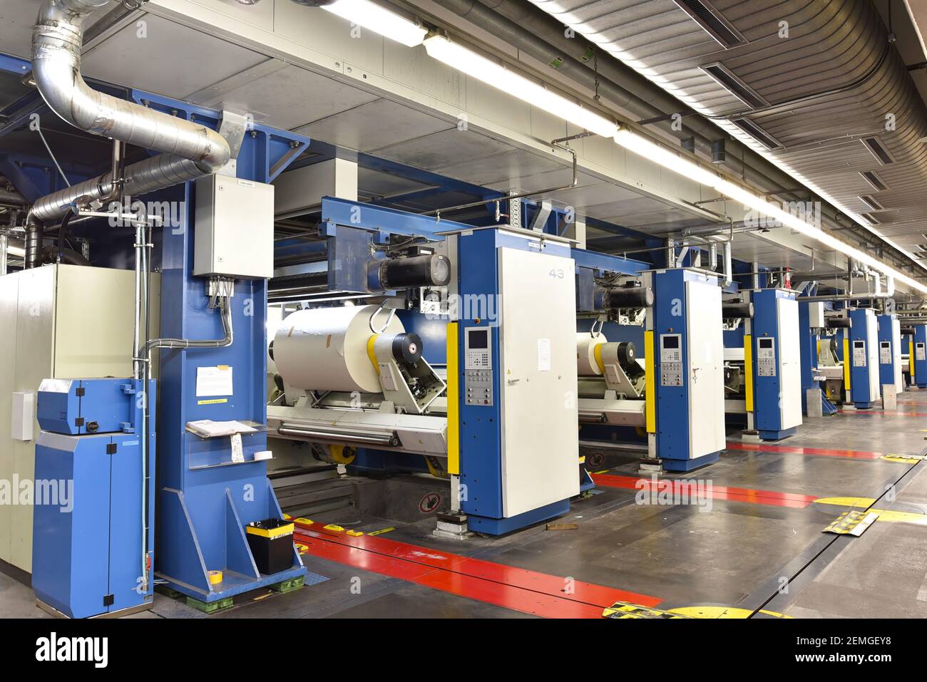 moderne macchine da stampa offset in un grande impianto di stampa -  attrezzature moderne in un'azienda industriale Foto stock - Alamy