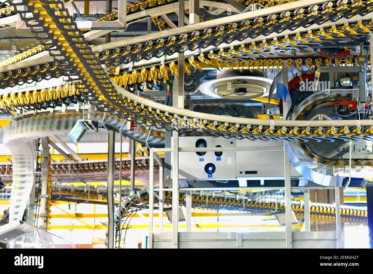 Le moderne macchine per il trasporto in un grande negozio di stampa per la produzione di giornali e riviste Foto Stock