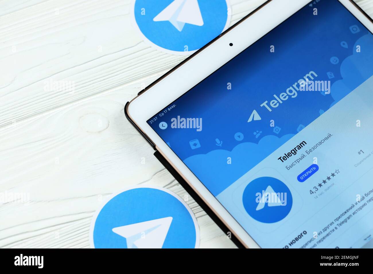 KHARKOV, UCRAINA - 14 FEBBRAIO 2021: Applicazione telegramma nel mercato dell'app store sullo schermo dell'ipad. Telegramma è un'istanza freeware basata su cloud multipiattaforma Foto Stock