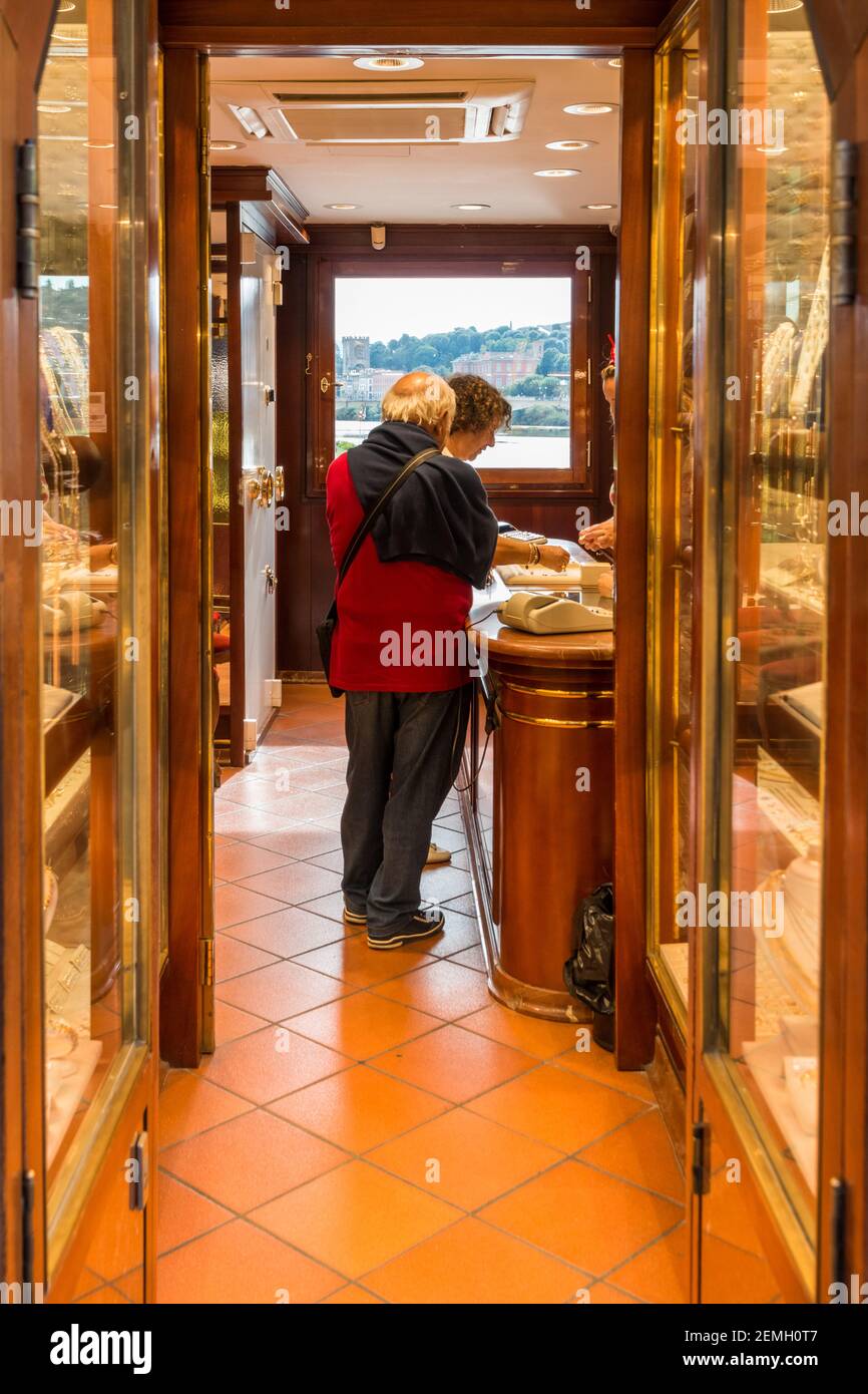 All'interno di una gioielleria italiana sul ponte Vecchio di Firenze. Il negozio ha pavimenti in cotto, armadi in vetro, una cassaforte e aria condizionata. Foto Stock
