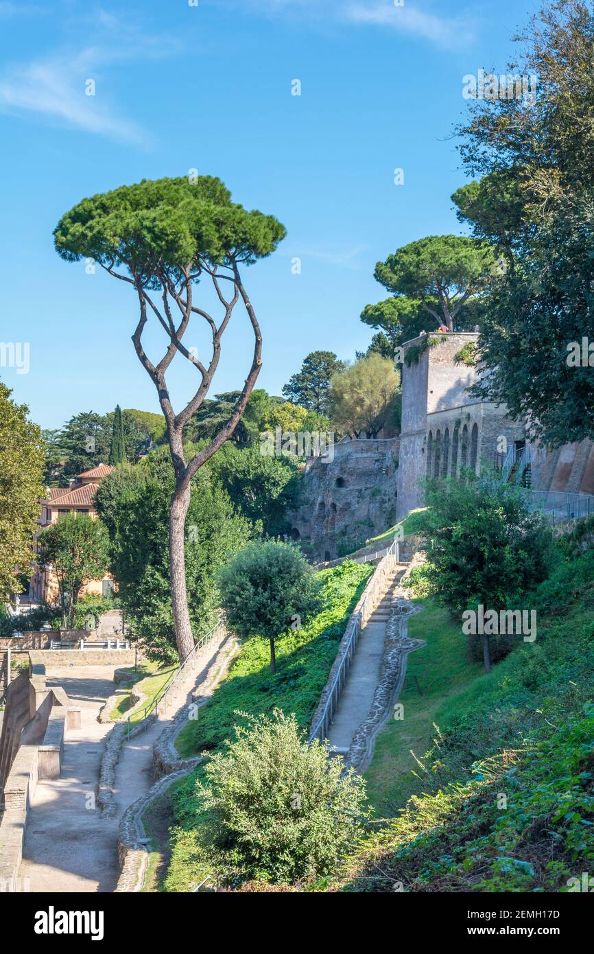 Roma, Italia - 03 ottobre 2018: Parco Giardino degli Aranci con una deliziosa piattaforma di osservazione sul centro di Roma Foto Stock