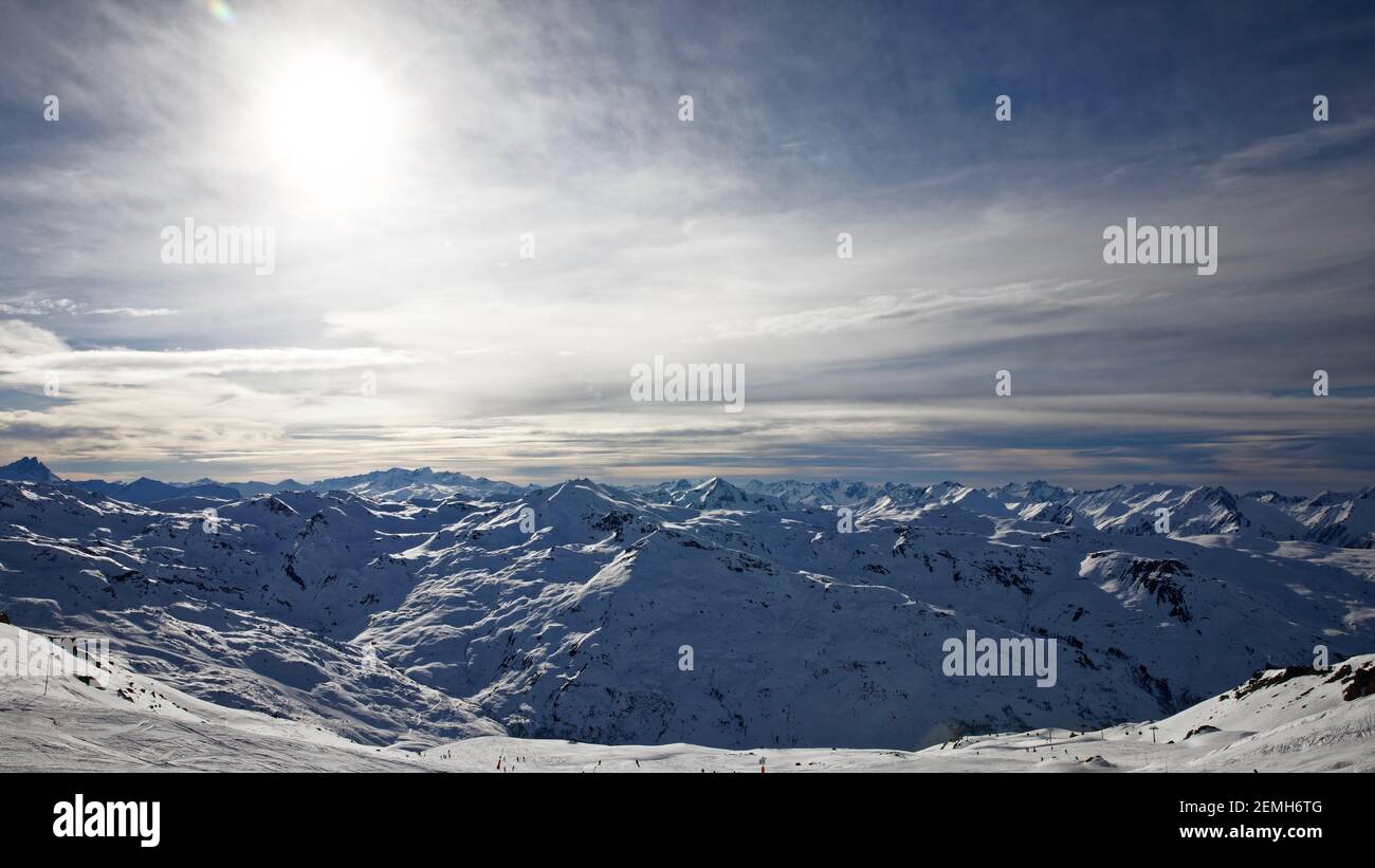 Val Thorens, Francia - 3 marzo 2019: Pendenza Val Thorens nella Savoia francese al tramonto Foto Stock