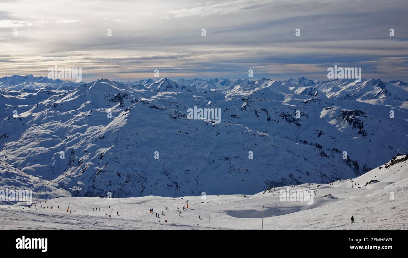 Val Thorens, Francia - 3 marzo 2019: Pendenza Val Thorens nella Savoia francese al tramonto Foto Stock
