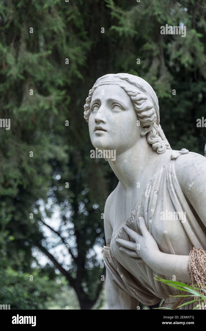 Roma, Italia - 04 ottobre 2018: Fontana di Mosè Fontana Mosè salvato dalle acque, una scultura che rappresenta una madre che abbandona il bambino Foto Stock
