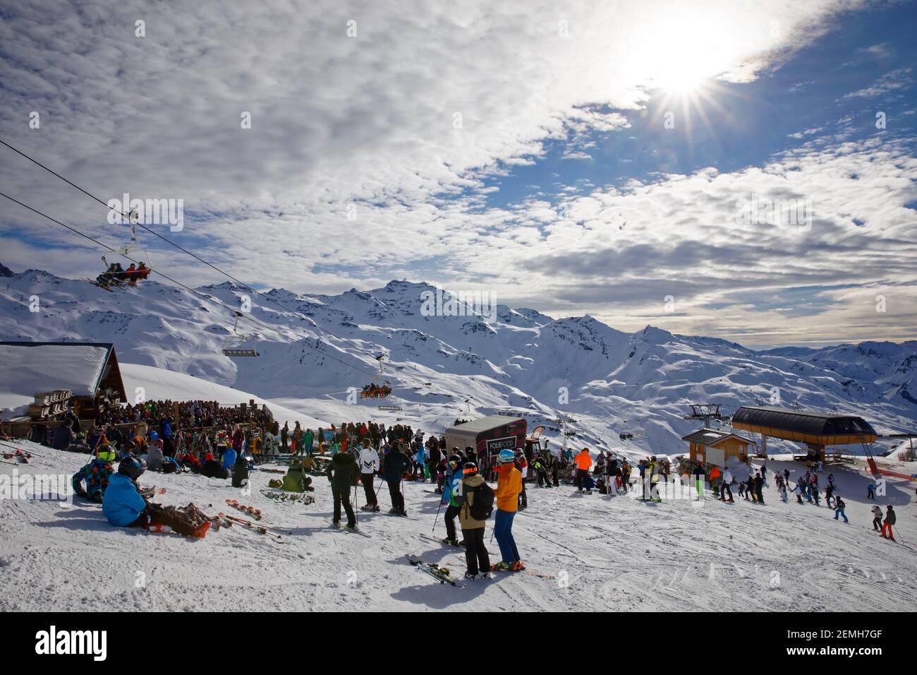 Val Thorens, Francia - 3 marzo 2019: Bar con DJ e turisti a la Folie Douce in Val Thorens resort Foto Stock