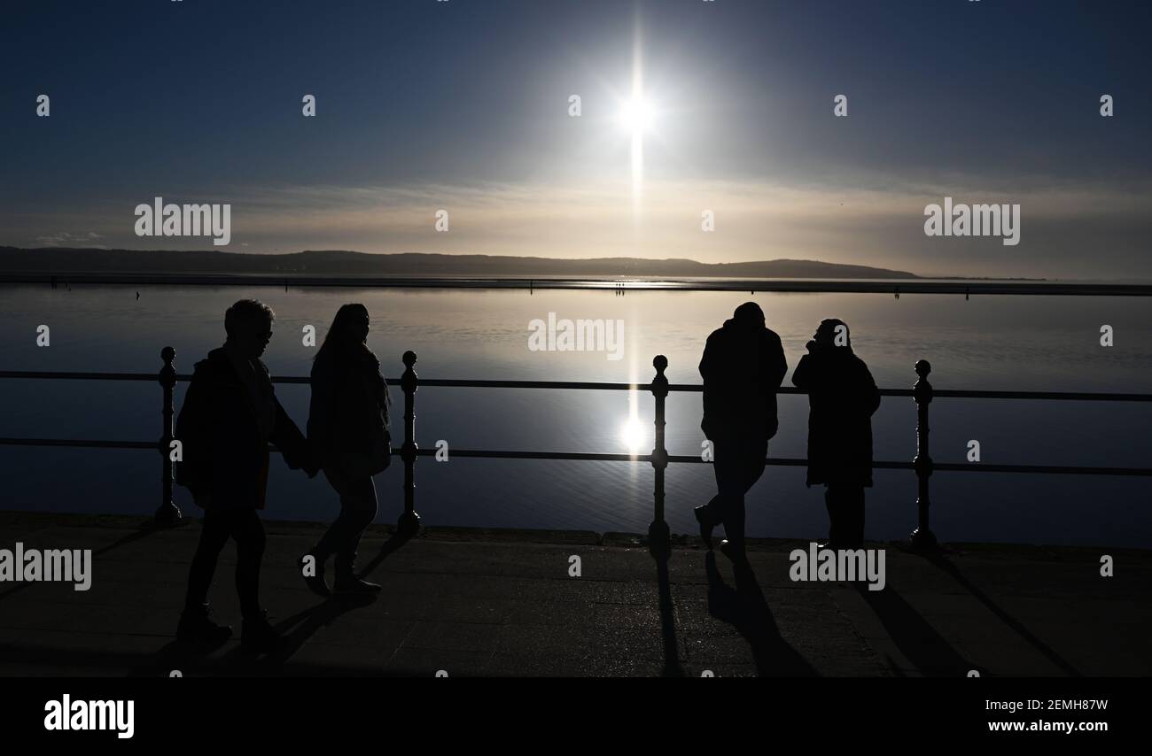 I pedoni ammirano la vista del West Kirby Marine Lake, Wirral, Regno Unito Foto Stock