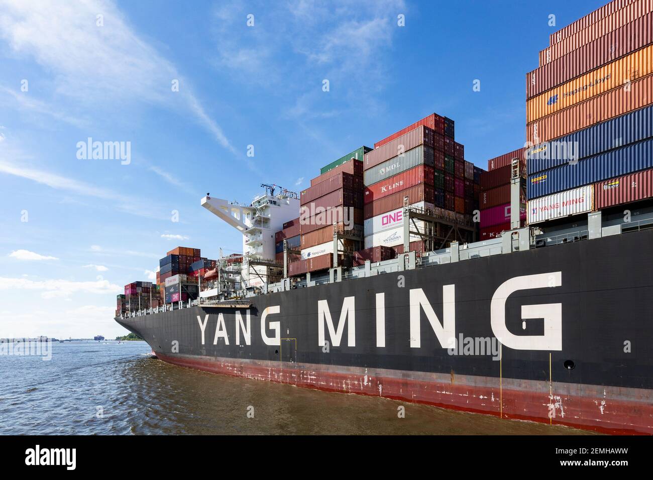Nave portacontainer Yang Ming sul fiume Elba ad Amburgo, Germania Foto Stock