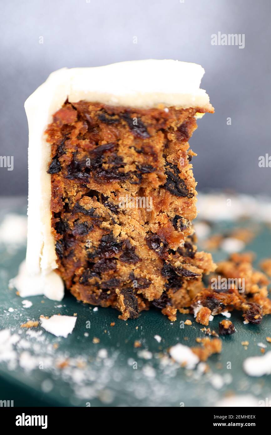 Ultimo pezzo di una torta di Natale fatta in casa Foto Stock