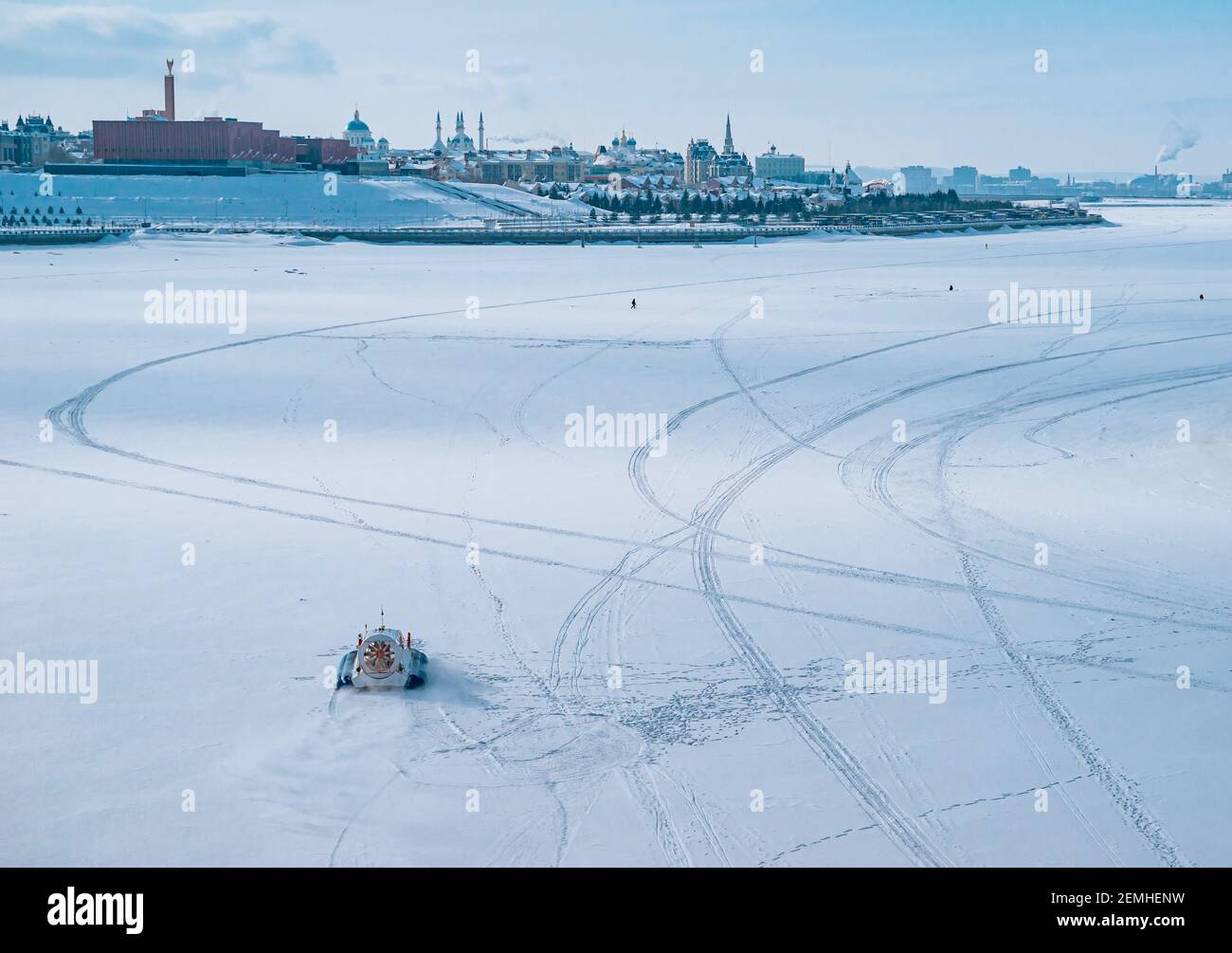 Hovercraft sul ghiaccio del fiume Kazanka. Cremlino di Kazan. Foto Stock