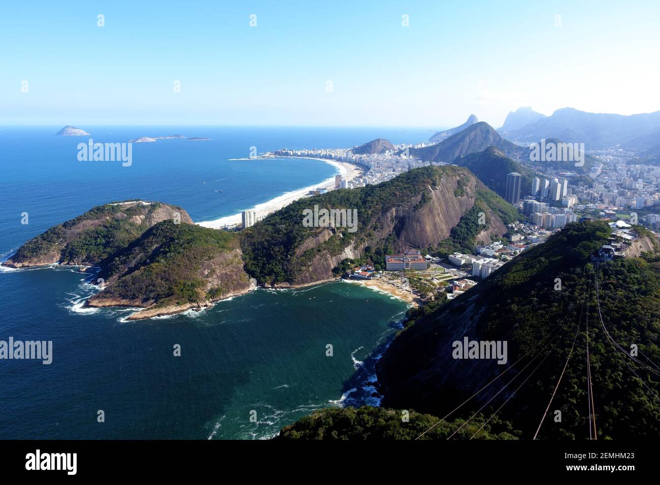 Vista dalla cima del Pan di zucchero a Rio de Janeiro, in Brasile, che mostra il lungo tratto della spiaggia di Copacabana e il Foto Stock
