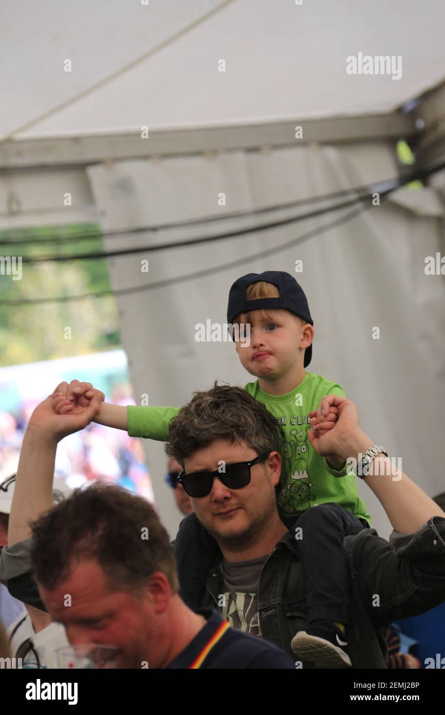 Burns an a che festival maggio 2017, Ayr, Ayrshire, Scozia, Regno Unito. Un festival gratuito organizzato dal South Ayrshire Council per celebrare il poeta scozzese Robert Burns. Bambino sulla spalla dei padri Foto Stock