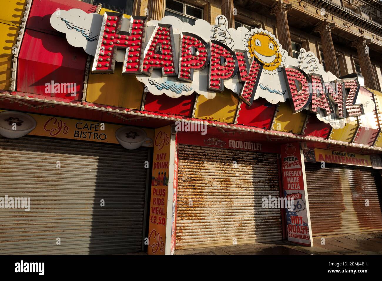 Blackpool Deserted Street, negozi chiusi sul lungomare, Blackpool, Inghilterra Foto Stock