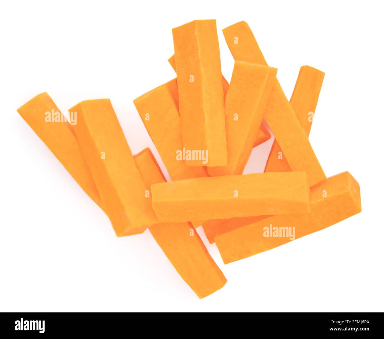 Bastoncini di patate dolci isolati su sfondo bianco. Vista dall'alto. Pezzi di patate crude Foto Stock