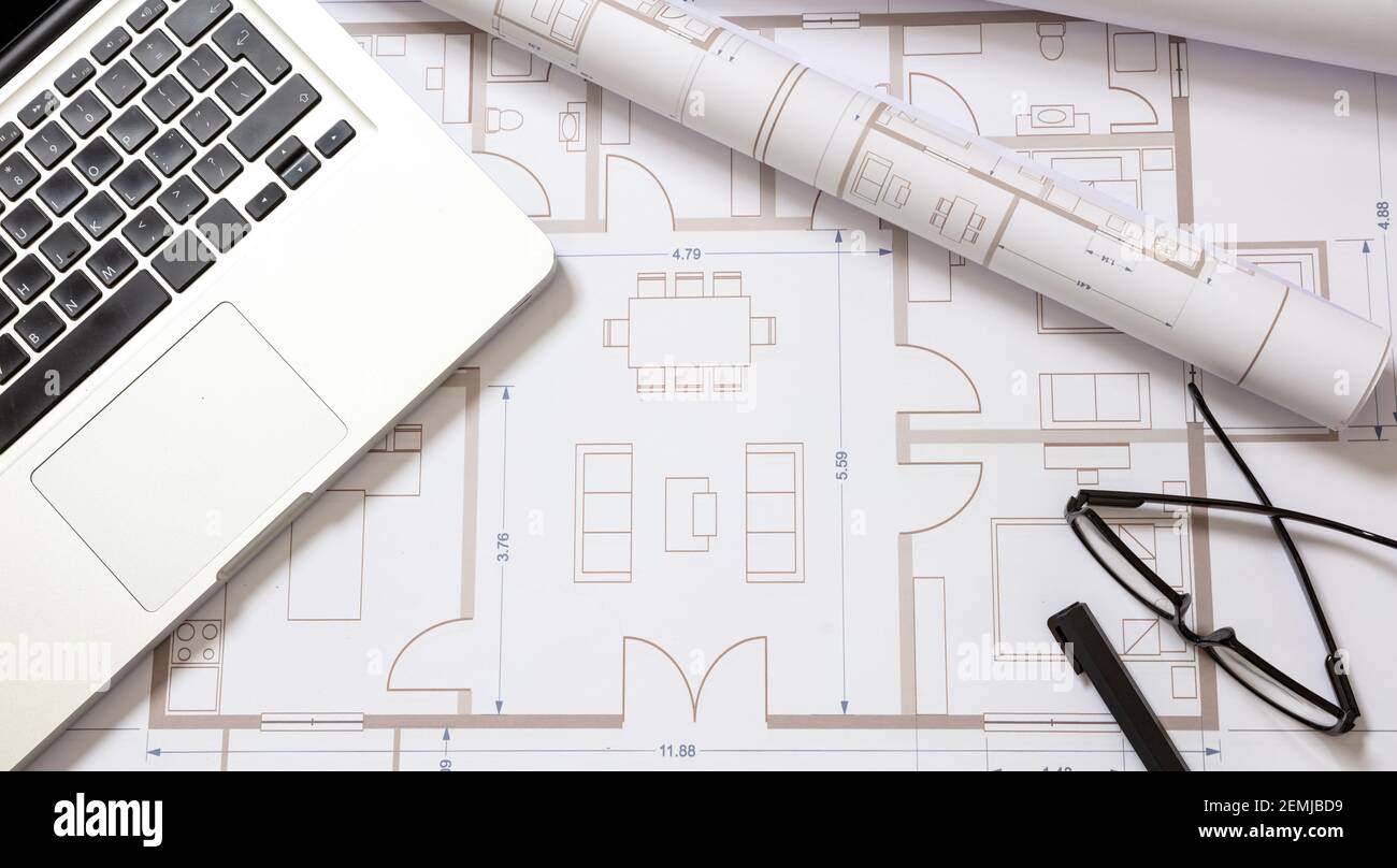 Creazione di progetti e computer portatile, spazio di copia. Scrivania per ufficio architetto. Disegni e design digitali Foto Stock