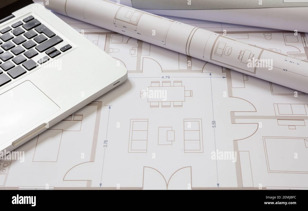 Scrivania per ufficio architetto. Progetti di edifici residenziali e computer portatile, spazio di copia. Disegni e design digitali Foto Stock
