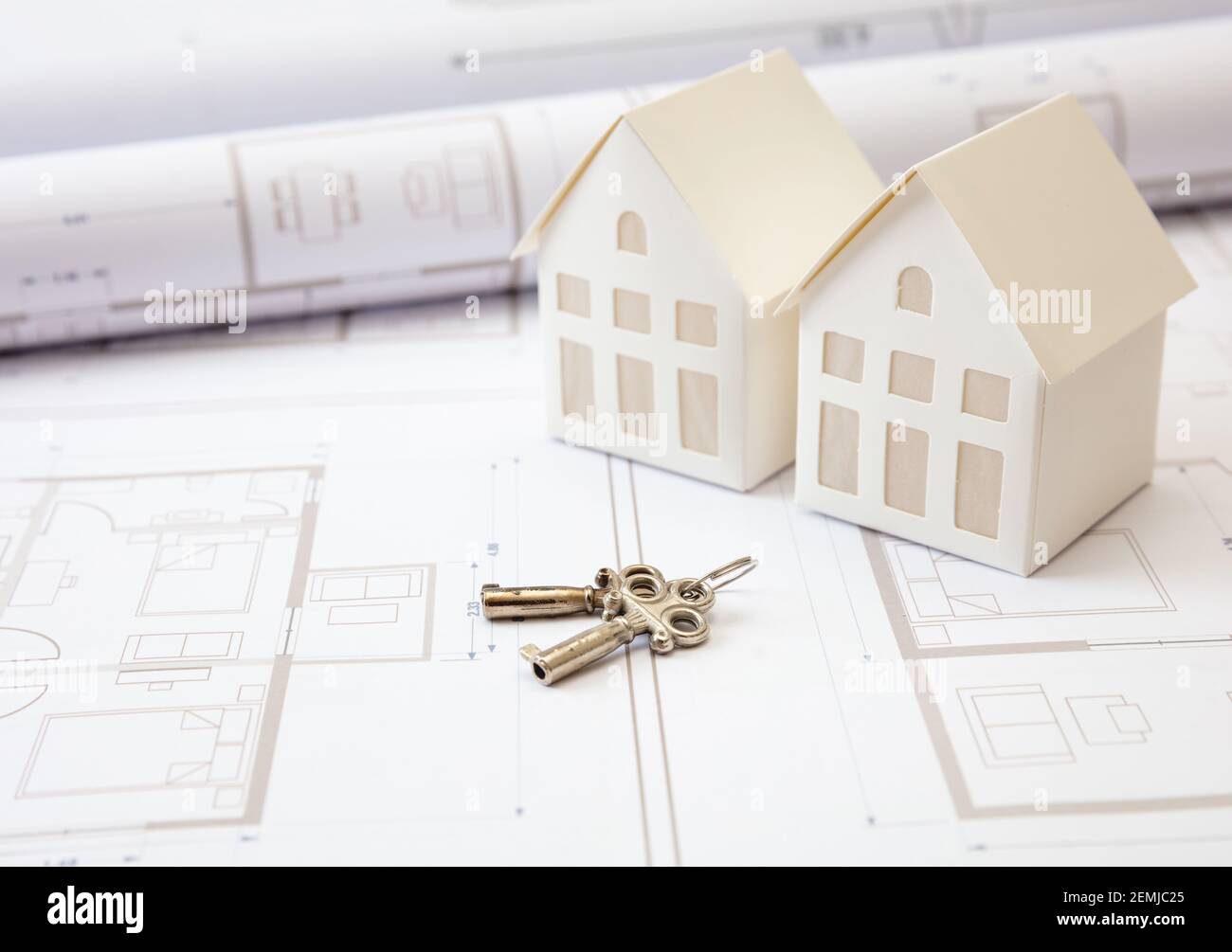 Progetti di progettazione edilizia. Chiavi sui piani di alloggiamento, progetto di sviluppo estete reale. Spazio di lavoro dell'appaltatore, dell'agente immobiliare Foto Stock
