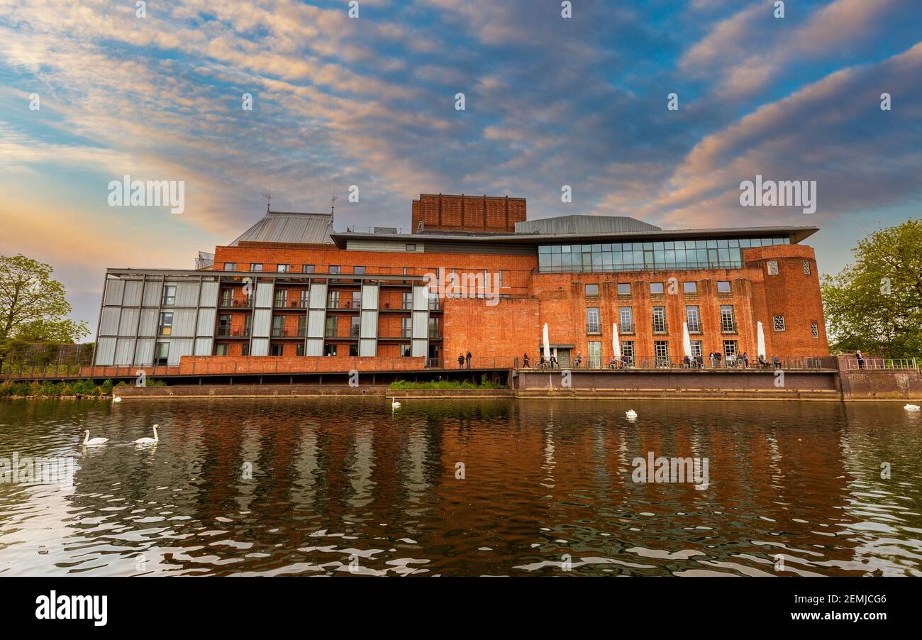Il teatro RSC è stato riprogettato a sulle rive del fiume Avon a Stratford, Warwickshire, Inghilterra Foto Stock