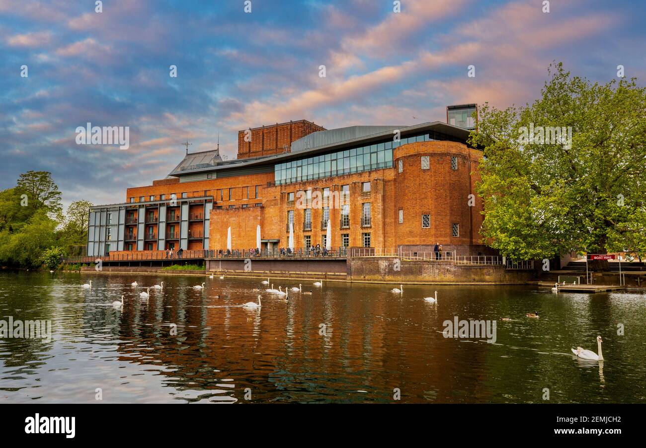 Il teatro RSC è stato riprogettato a sulle rive del fiume Avon a Stratford, Warwickshire, Inghilterra Foto Stock
