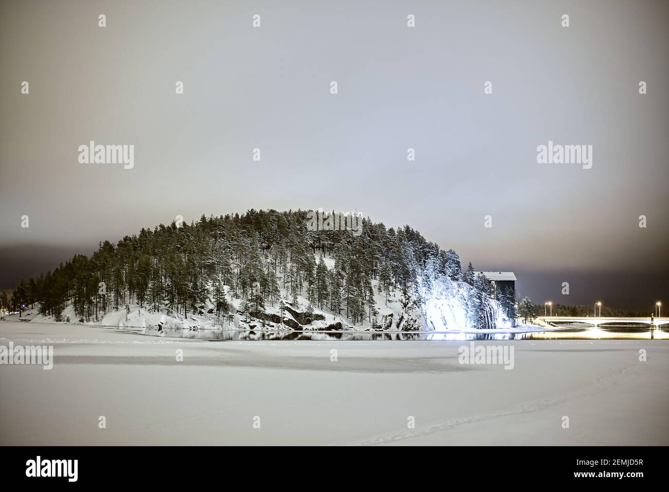 Foto invernale di Korpberget nel fiume Ume a Lycksele, nel nord della Svezia. Foto Stock