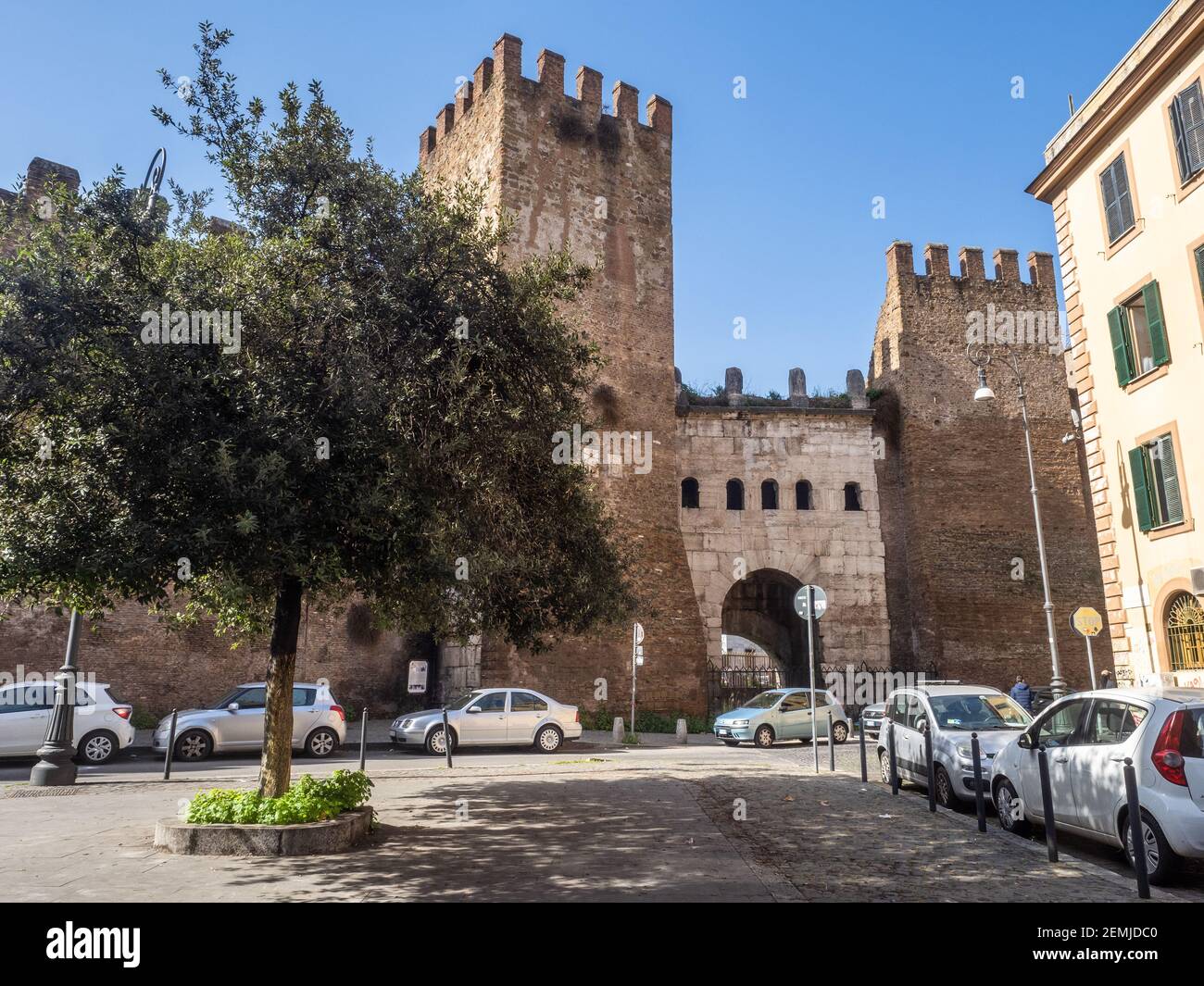 Porta Tiburtina, vista dall'esterno delle Mura Aureliane. Durante la sua lunga storia, la porta fu chiamata anche porta San Lorenzo, Capo de Bove e porta Taurina - Roma, Italia Foto Stock