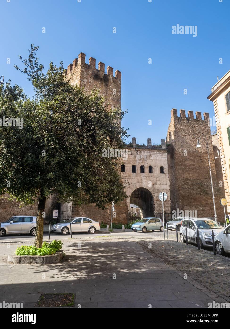 Porta Tiburtina, vista dall'esterno delle Mura Aureliane. Durante la sua lunga storia, la porta fu chiamata anche porta San Lorenzo, Capo de Bove e porta Taurina - Roma, Italia Foto Stock