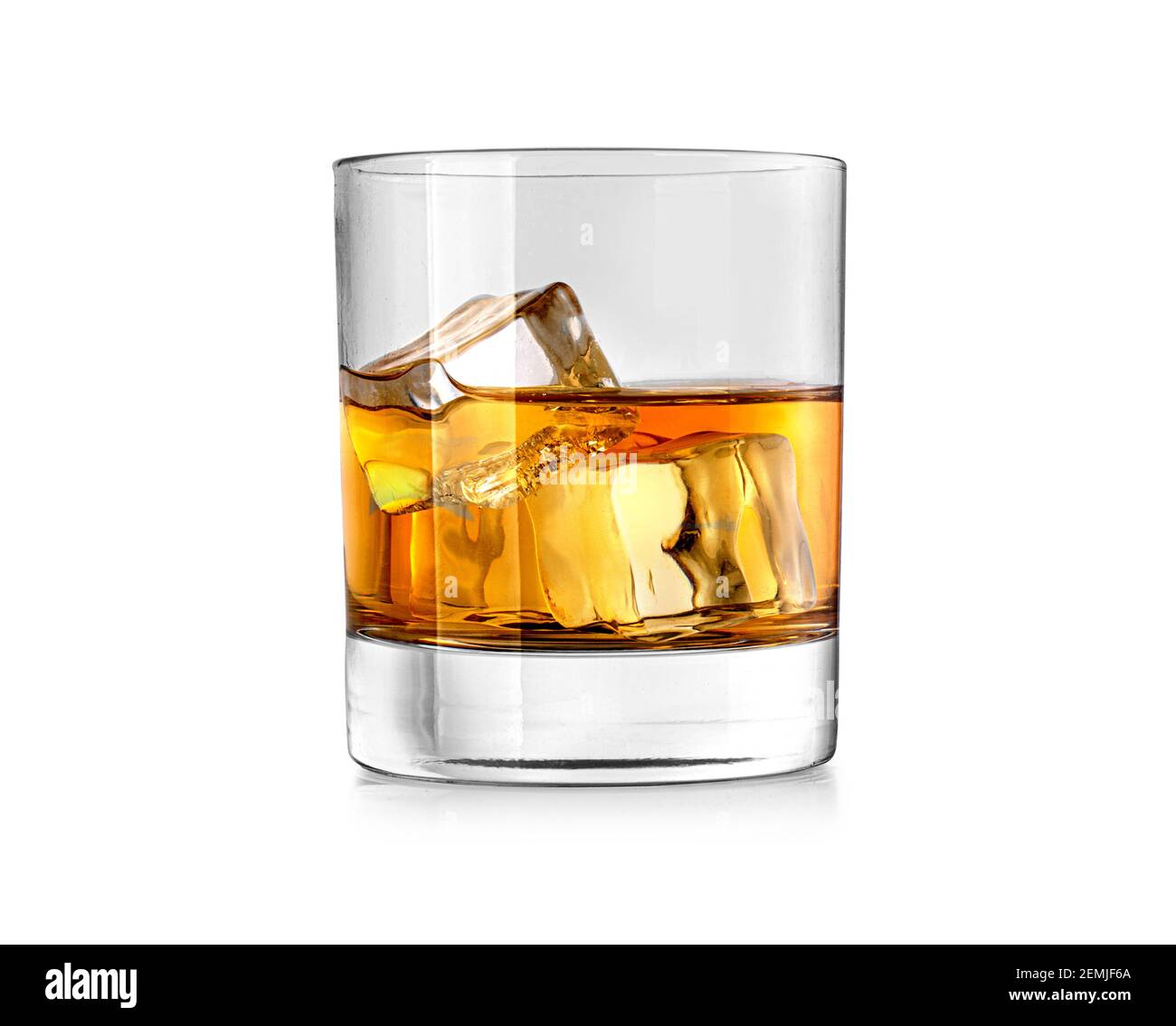 Bicchiere di whisky. Isolato su bianco con tracciato di ritaglio a riflessione Foto Stock