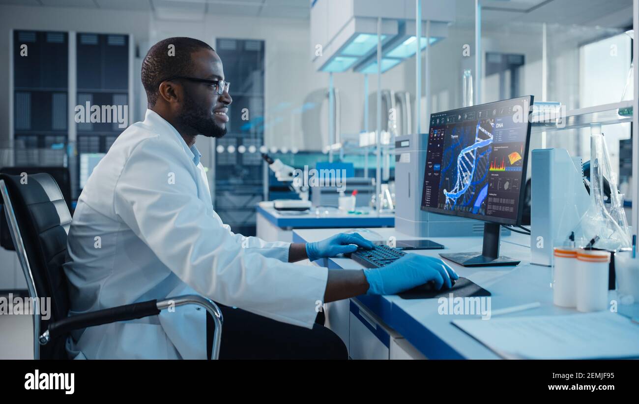 Laboratorio medico moderno: Scienziato maschile, digitando sulla tastiera lavorando sul computer, scren mostra il concetto di ricerca del DNA. Advanced Scientific Lab, Medicina Foto Stock