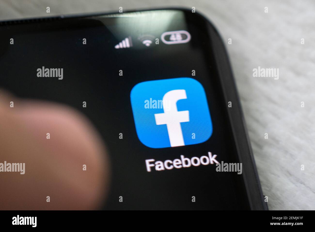 17 febbraio 2021, Barnaul, Russia: Applicazione Facebook sullo schermo di uno smartphone Foto Stock