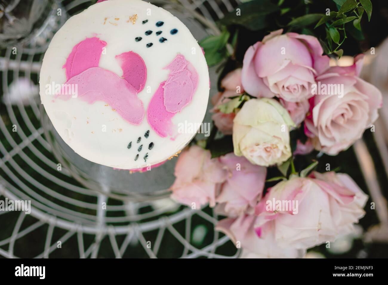 Primo piano di torta nuziale con rose rosa Foto Stock