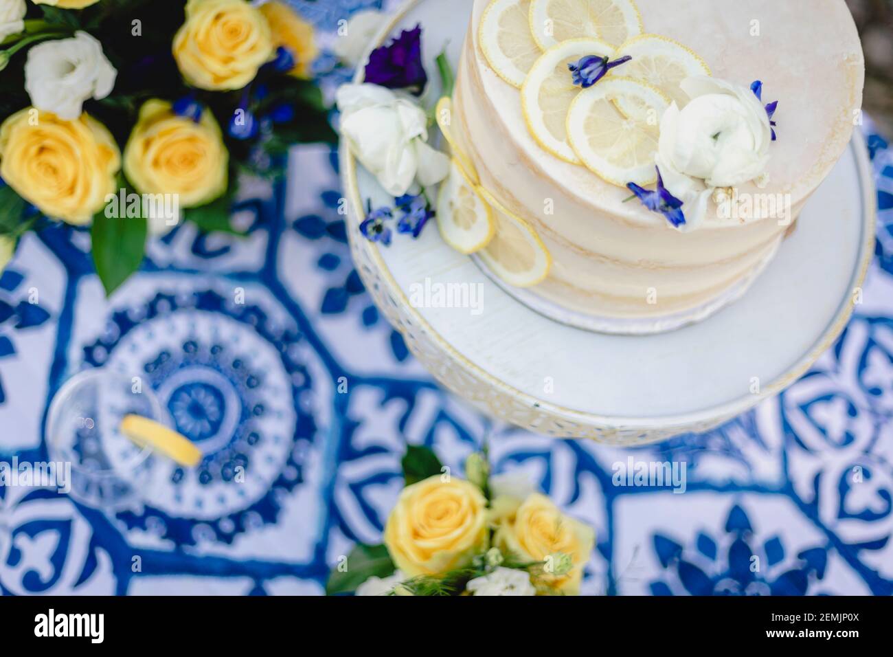 Primo piano di torta nuziale con tema giallo e blu e. accenti al limone Foto Stock