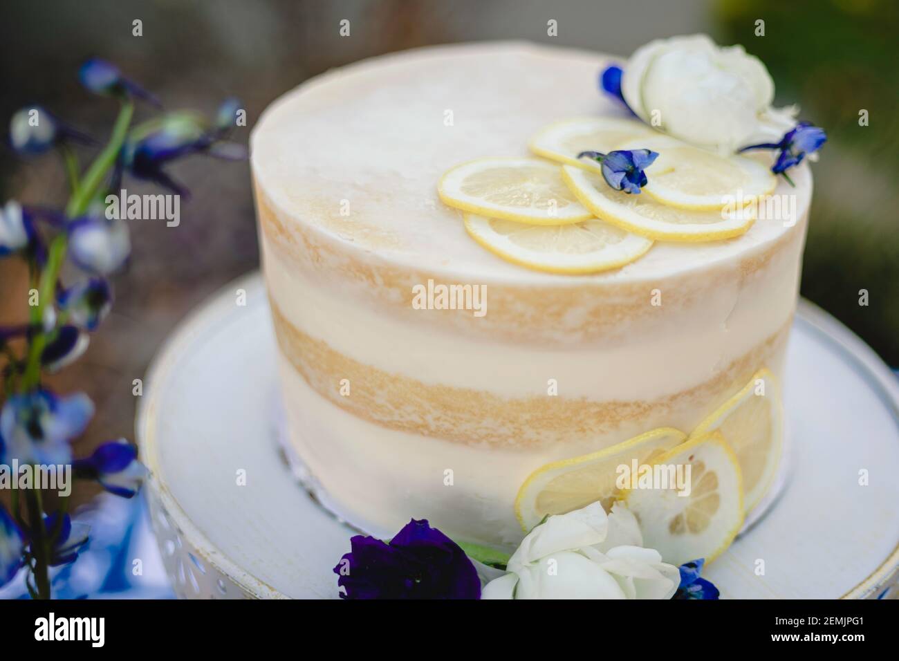 Primo piano di torta nuziale con tema giallo e blu e. accenti al limone Foto Stock