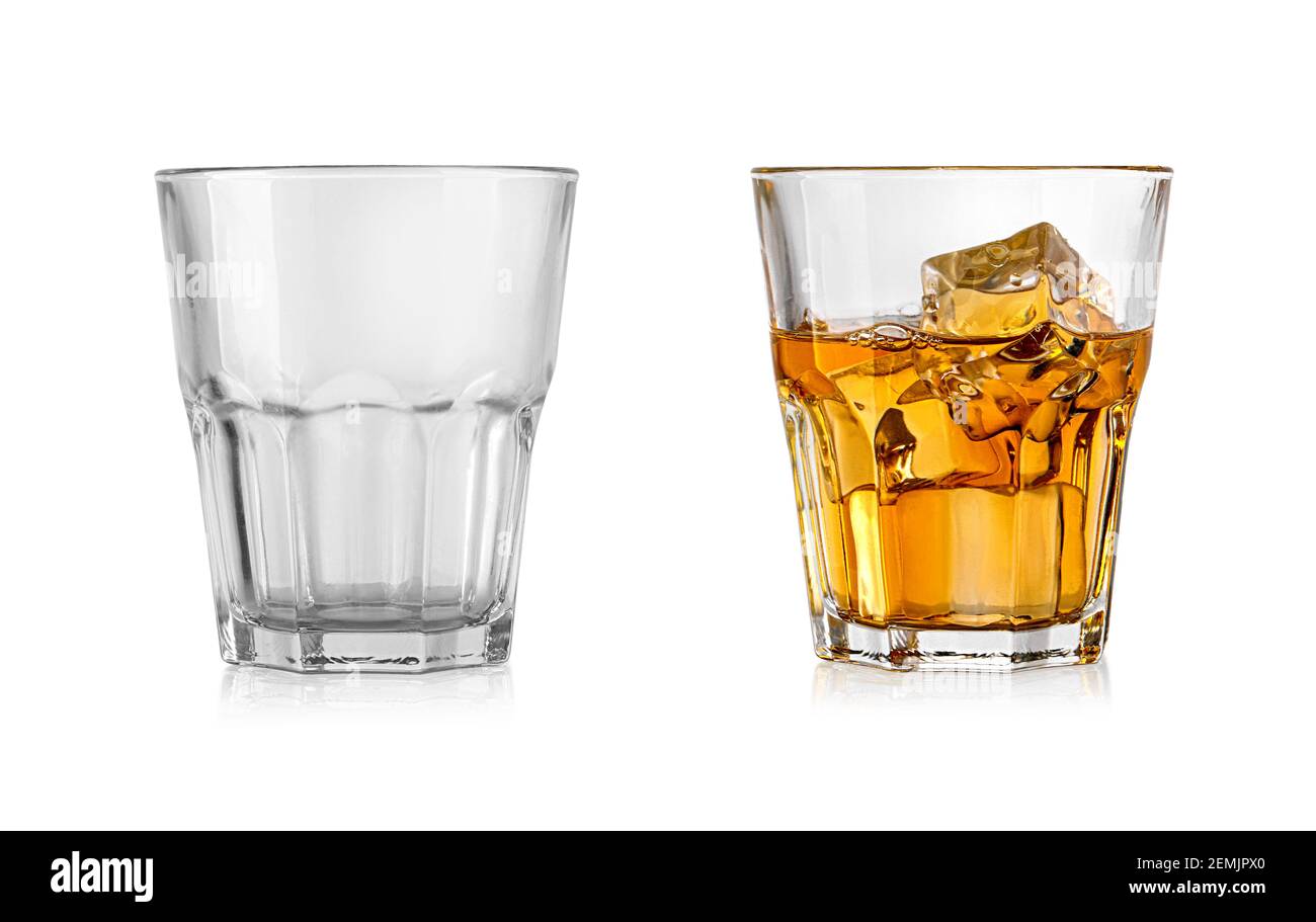 Vetro di whiskey vuoto e pieno isolato su sfondo bianco con tracciato di ritaglio Foto Stock