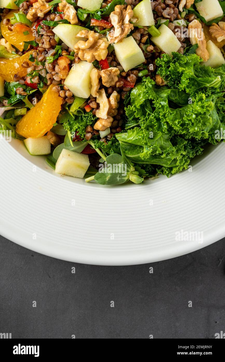 insalata di quinoa con noci, arance e foglie di kale Foto Stock