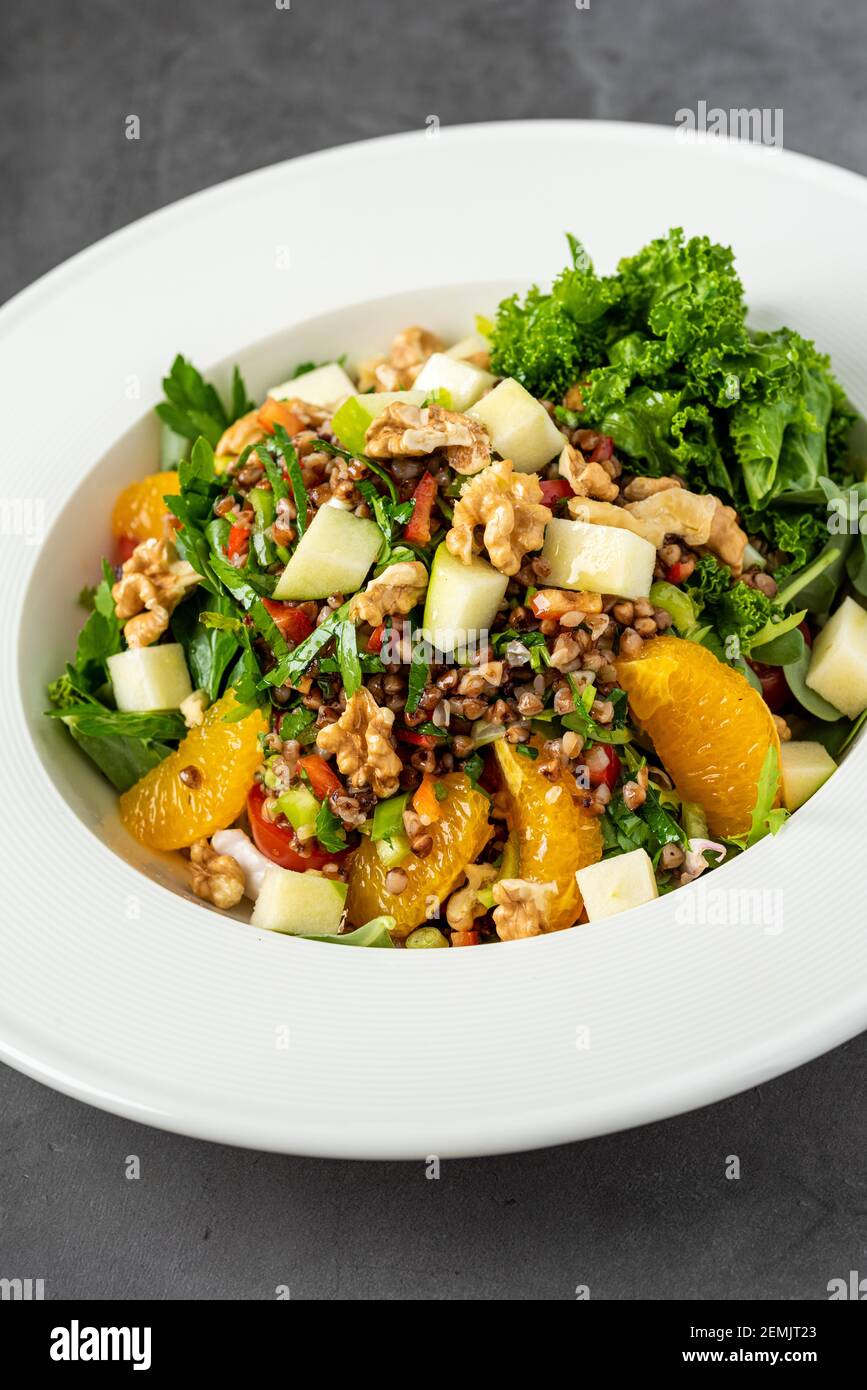 insalata di quinoa con noci, arance e foglie di kale Foto Stock