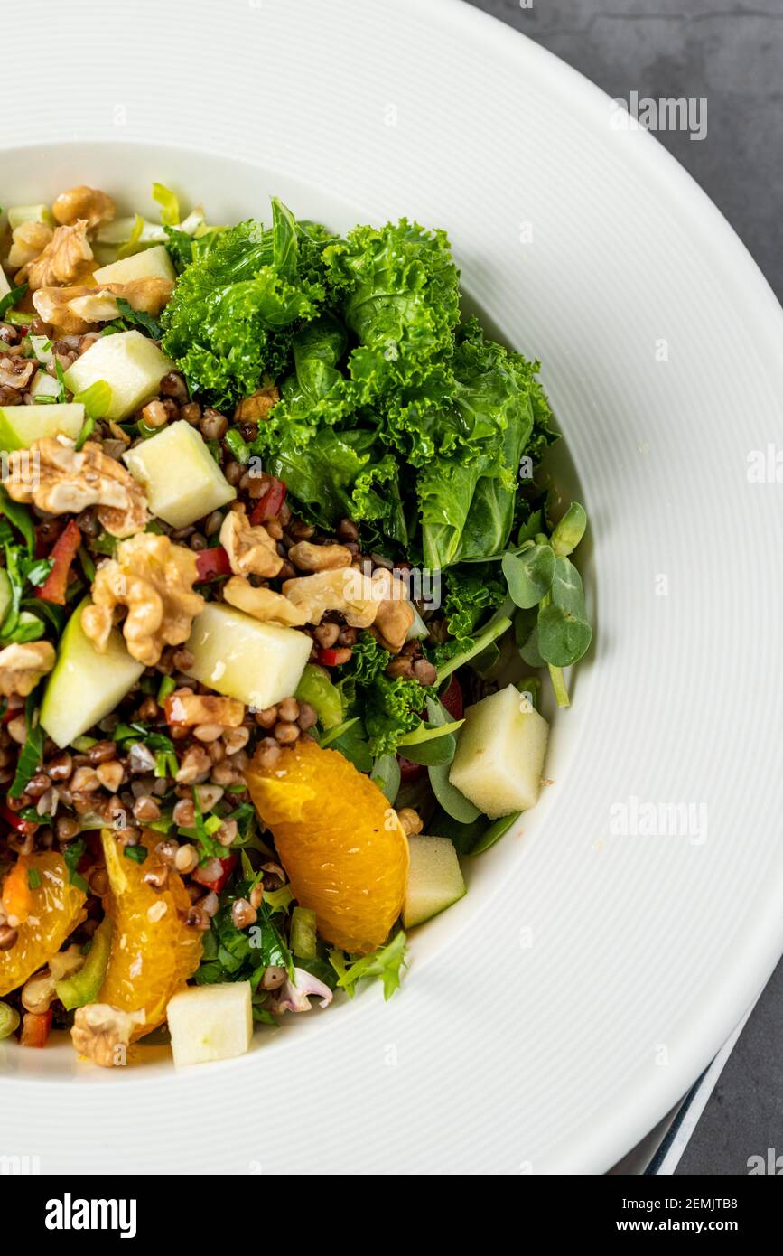 insalata di quinoa con noci, arance e foglie di kale Foto Stock
