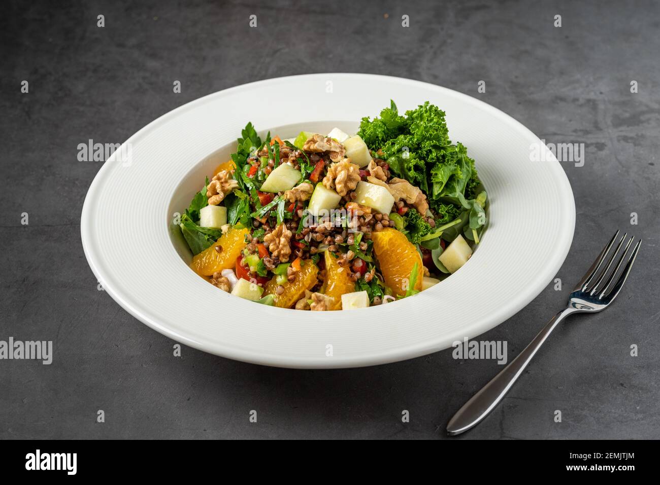 insalata di quinoa con noci, arance e foglie di kale Foto Stock