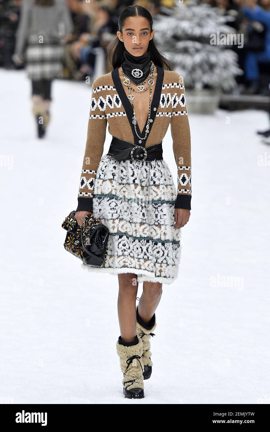 Model Mona Tougaard cammina sulla pista durante il Chanel Ready to Wear  Fashion Show al Grand Palais durante la settimana della Moda di Parigi F/W  2019 tenutasi a Parigi, Francia il 5