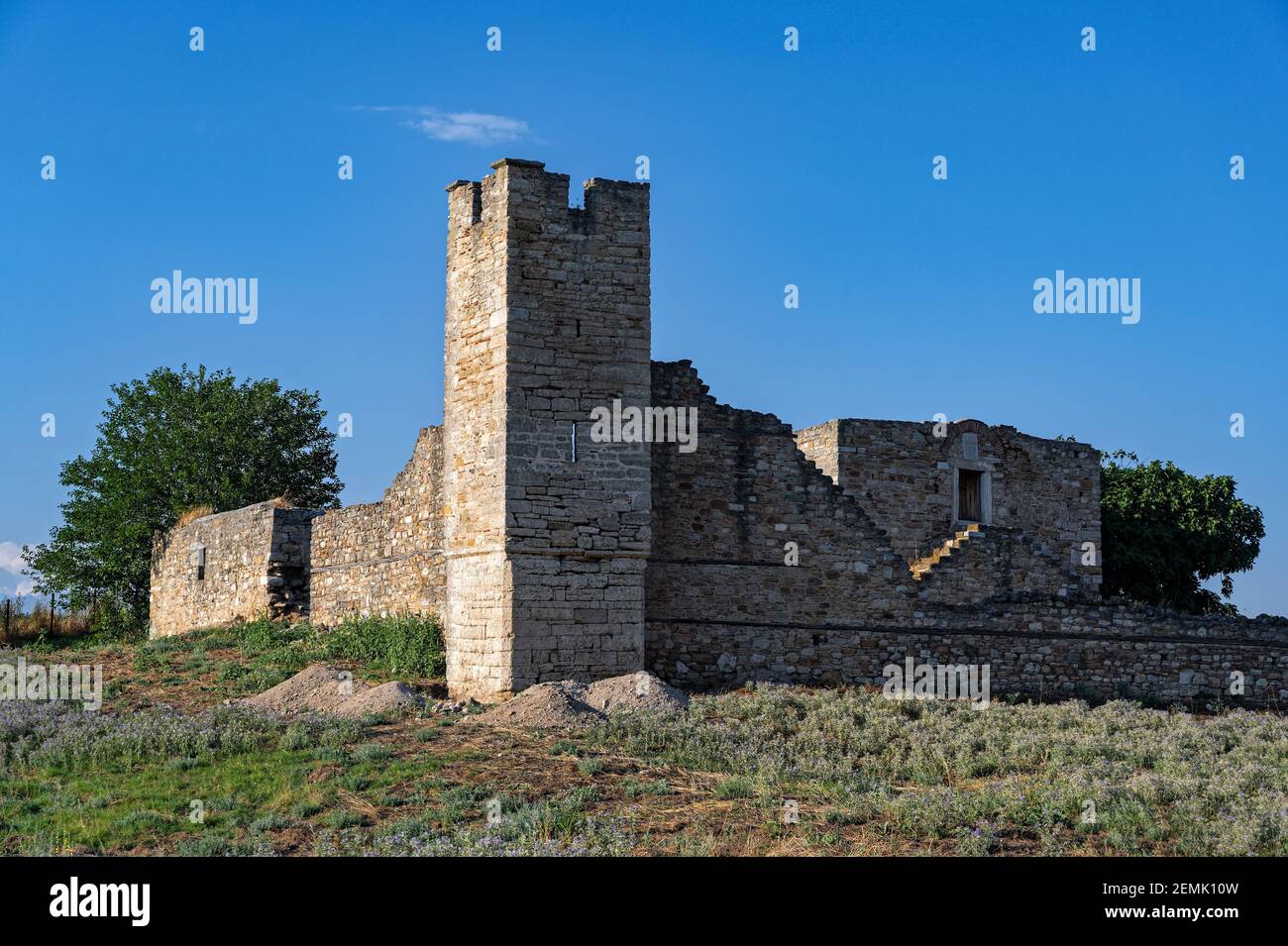 La dipendenza in rovina o Metochi del monastero di Agia Anastasia, una volta parte del villaggio ora scomparso Kritziana a Halkidiki, Grecia, costruito come una colofa Foto Stock