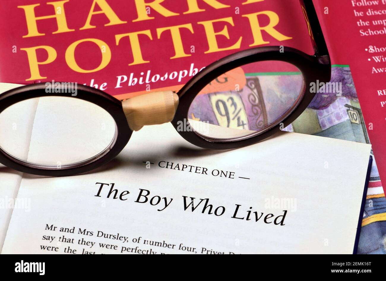 Libro della saga di Harry Potter con Harry Potter bicchieri Foto Stock