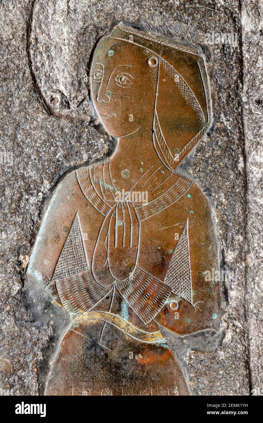 Un dettaglio del memoriale ottone del mercante di lana John Taylor (c..1510) che mostra sua moglie Joan nella chiesa nella città di Northleach, Glos, Cotswold Foto Stock