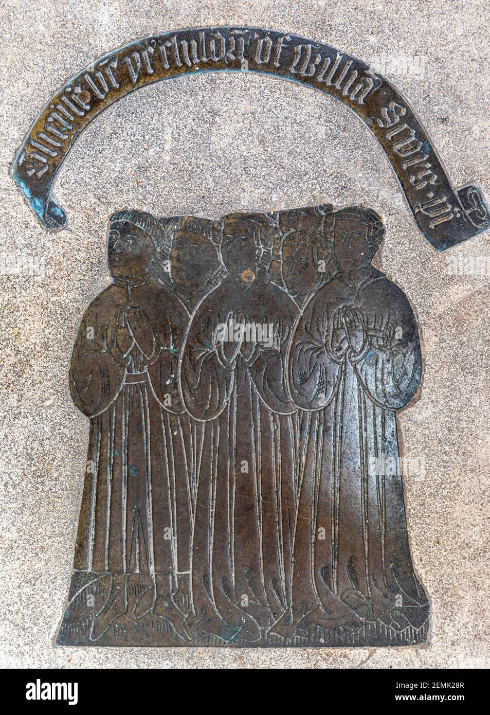 Un monumento commemorativo in ottone nella chiesa parrocchiale di San Pietro e San Paolo nella città di Cotswold di Northleach, Gloucestershire UK Foto Stock