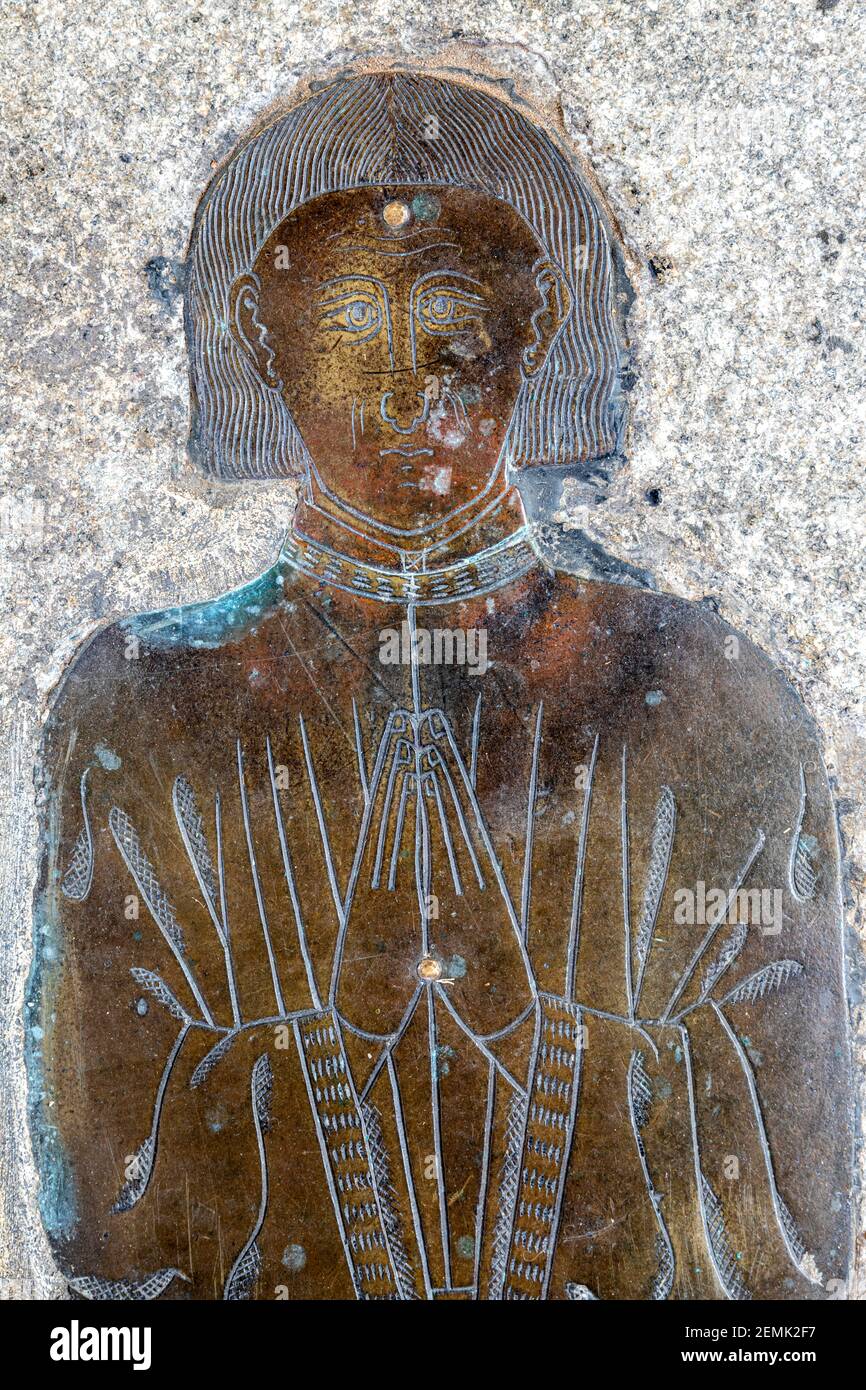 Un monumento medievale in ottone nella chiesa parrocchiale di San Pietro e San Paolo nella città di Cotswold di Northleach, Gloucestershire UK Foto Stock