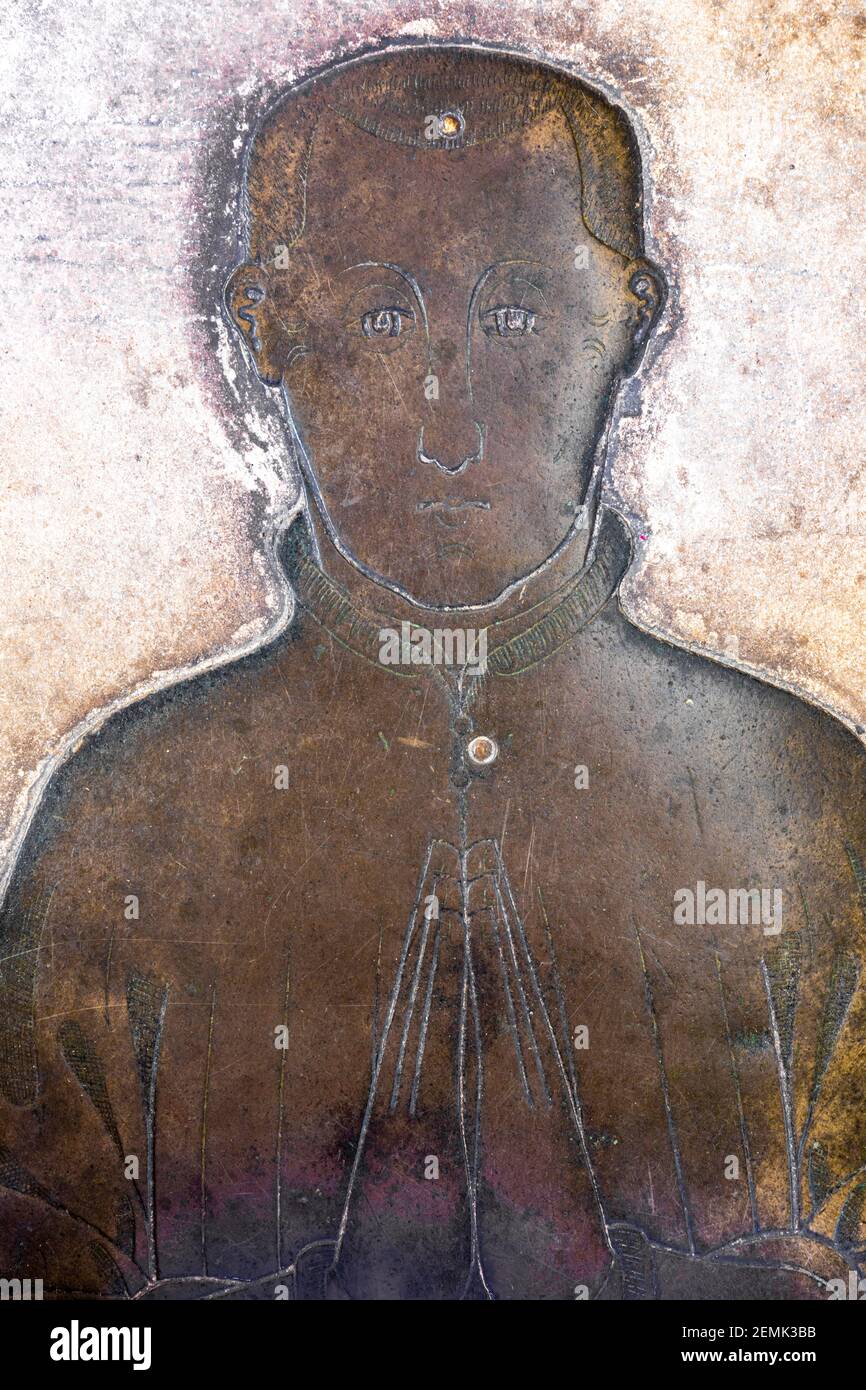 Un dettaglio di un monumento in ottone del mercante di lana John Fortey (1458) nella chiesa nella città di Cotswold di Northleach, Gloucestershire UK Foto Stock