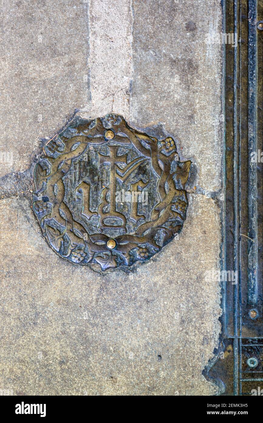 Particolare di un ottone commemorativo del mercante di lana John Fortey (1458) che mostra il suo marchio woolmark nella chiesa nella città di Northleach, Glos, Cotswold. REGNO UNITO Foto Stock